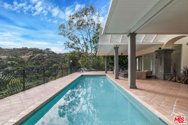 10557 Rocca Place, Los Angeles, CA 90077