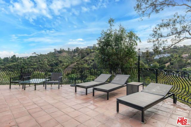 10557 Rocca Place, Los Angeles, CA 90077
