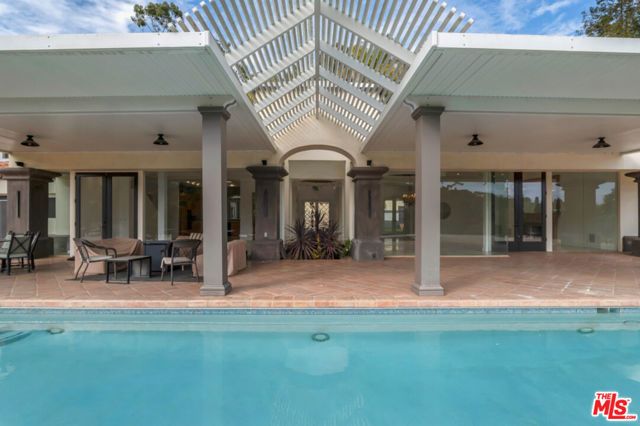 10557 Rocca Place, Los Angeles, CA 90077