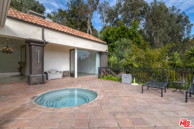 10557 Rocca Place, Los Angeles, CA 90077