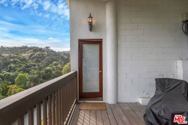 10557 Rocca Place, Los Angeles, CA 90077