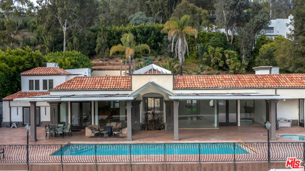10557 Rocca Place, Los Angeles, CA 90077