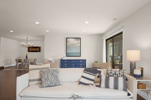 8137 Chestnut Drive C, Palos Hills, IL 60465