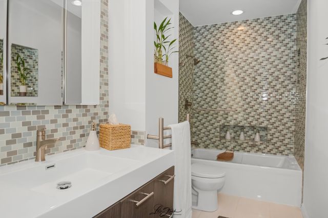 8137 Chestnut Drive C, Palos Hills, IL 60465