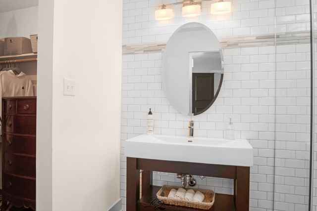 8137 Chestnut Drive C, Palos Hills, IL 60465