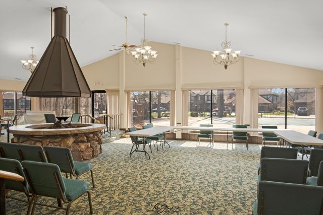 8137 Chestnut Drive C, Palos Hills, IL 60465