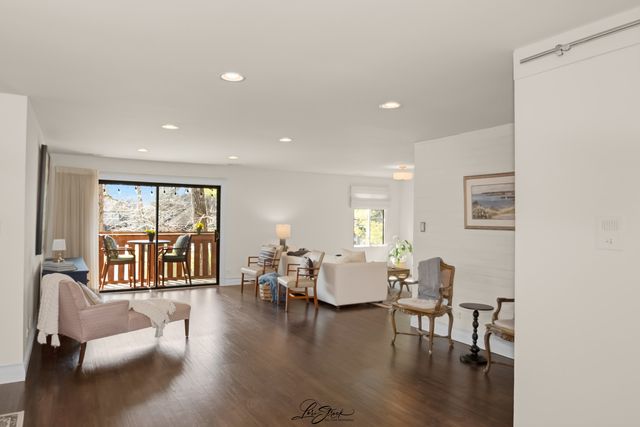 8137 Chestnut Drive C, Palos Hills, IL 60465