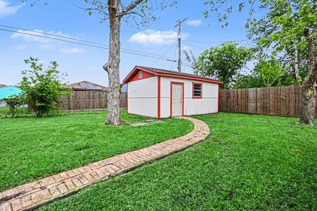 4509 37th Street, Dickinson, TX 77539
