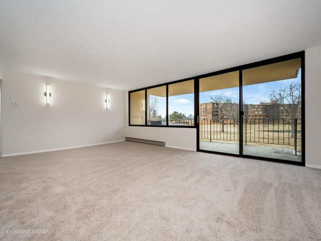 101 Bar Harbour Road 2M, Schaumburg, IL 60193