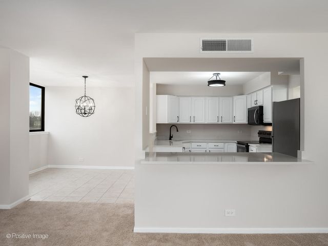 101 Bar Harbour Road 2M, Schaumburg, IL 60193