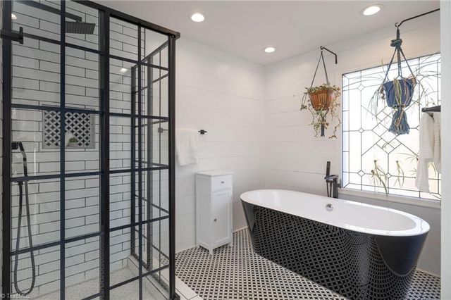 32 Kemp E Road, Greensboro, NC 27410