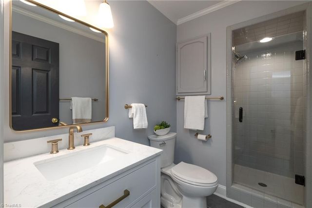 32 Kemp E Road, Greensboro, NC 27410