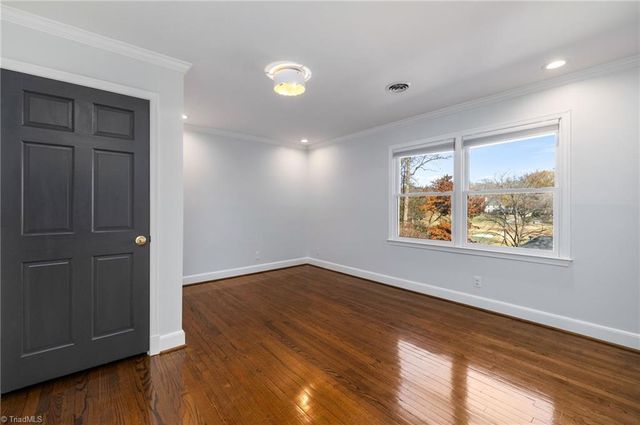 32 Kemp E Road, Greensboro, NC 27410