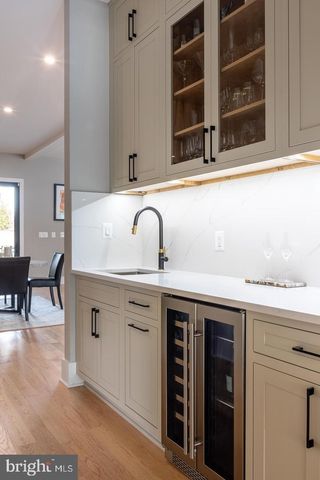 6884 CHURCHILL RD, Mclean, VA 22101