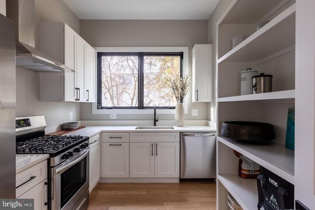 6884 CHURCHILL RD, Mclean, VA 22101