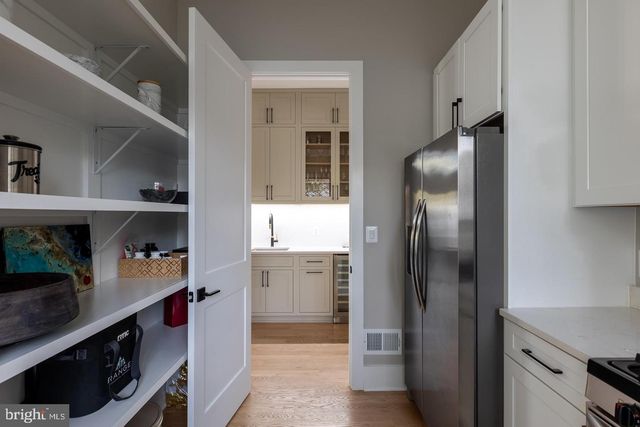 6884 CHURCHILL RD, Mclean, VA 22101
