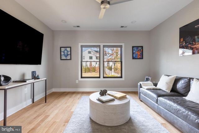 6884 CHURCHILL RD, Mclean, VA 22101