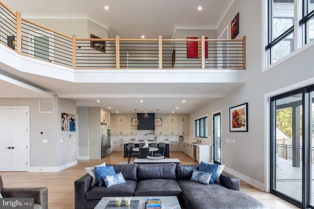 6884 CHURCHILL RD, Mclean, VA 22101
