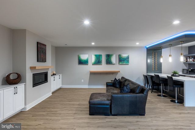 6884 CHURCHILL RD, Mclean, VA 22101