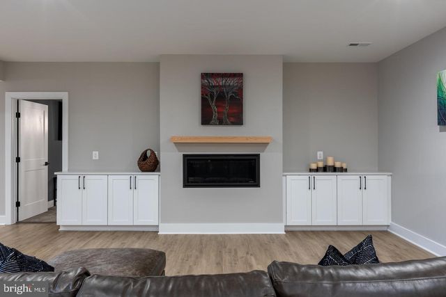 6884 CHURCHILL RD, Mclean, VA 22101