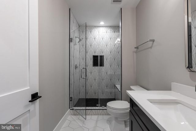 6884 CHURCHILL RD, Mclean, VA 22101