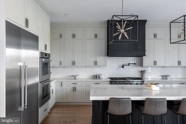 6884 CHURCHILL RD, Mclean, VA 22101