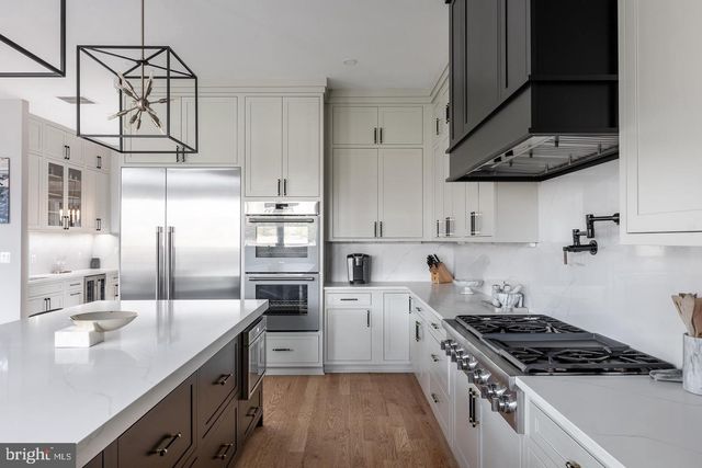 6884 CHURCHILL RD, Mclean, VA 22101