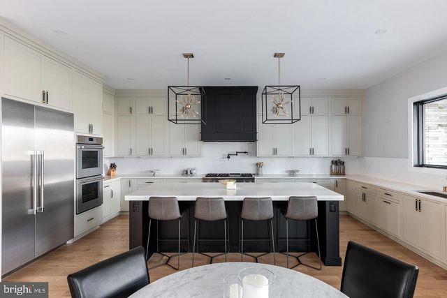 6884 CHURCHILL RD, Mclean, VA 22101