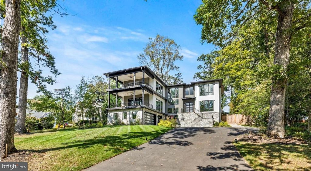 6884 CHURCHILL RD, Mclean, VA 22101