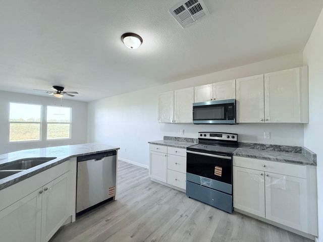 3004 Fountain Dr, Salina, KS 67401