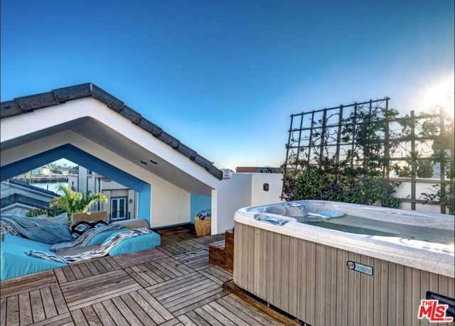 129 Channel Pointe Mall, Marina Del Rey, CA 90292