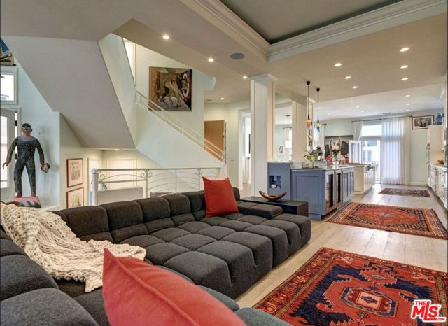 129 Channel Pointe Mall, Marina Del Rey, CA 90292