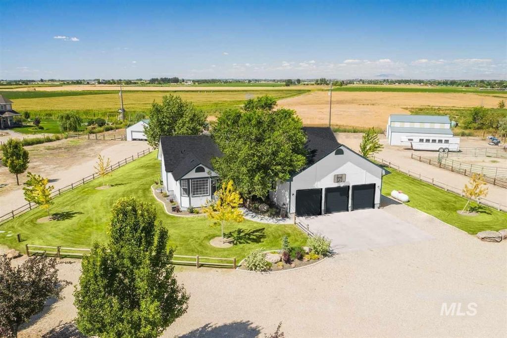 1295 S Dawcamry Lane, Kuna, ID 83634