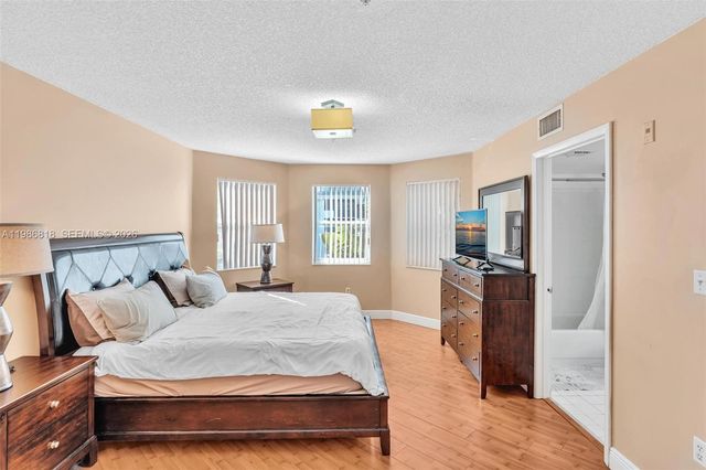 771 N Pine Island Rd 303, Plantation, FL 33324