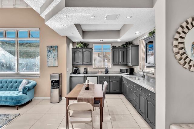 771 N Pine Island Rd 303, Plantation, FL 33324