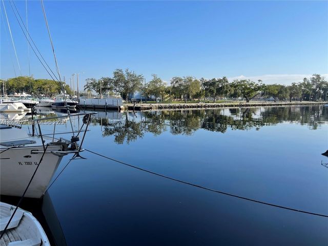 2415 NW 16th St Rd 102, Miami, FL 33125