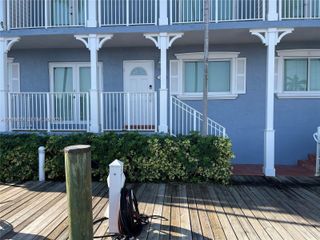 2415 NW 16th St Rd 102, Miami, FL 33125