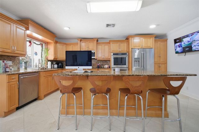 713 Diplomat Pkwy, Hallandale Beach, FL 33009