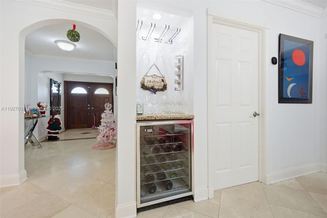 713 Diplomat Pkwy, Hallandale Beach, FL 33009