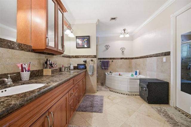 713 Diplomat Pkwy, Hallandale Beach, FL 33009