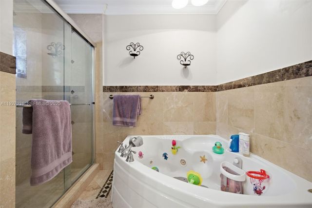 713 Diplomat Pkwy, Hallandale Beach, FL 33009