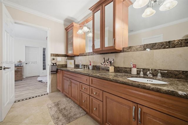 713 Diplomat Pkwy, Hallandale Beach, FL 33009