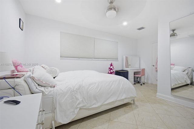 713 Diplomat Pkwy, Hallandale Beach, FL 33009