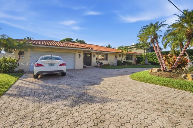 713 Diplomat Pkwy, Hallandale Beach, FL 33009