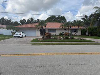 713 Diplomat Pkwy, Hallandale Beach, FL 33009