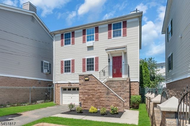 81 Crane St, Newark City, NJ 07104