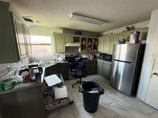 708 Creekview Drive, Burleson, TX 76028