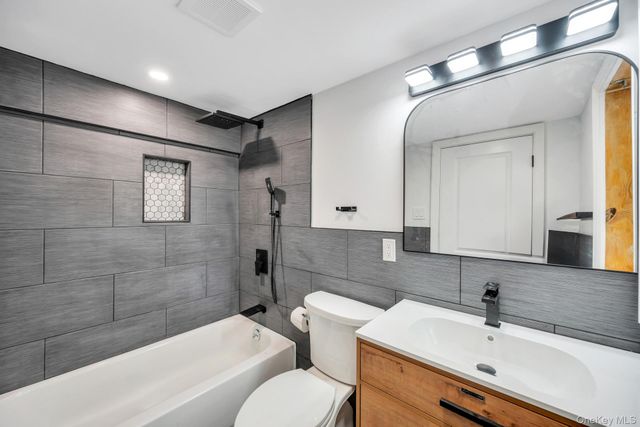 48 Earl Road, Melville, NY 11747