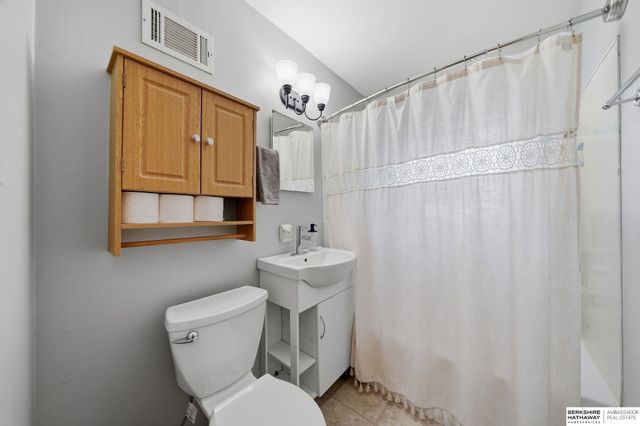 1831 Sunny Hill Road, Lincoln, NE 68502