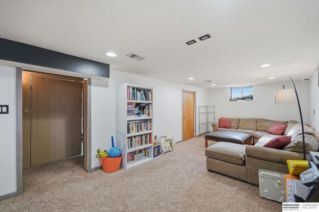 1831 Sunny Hill Road, Lincoln, NE 68502